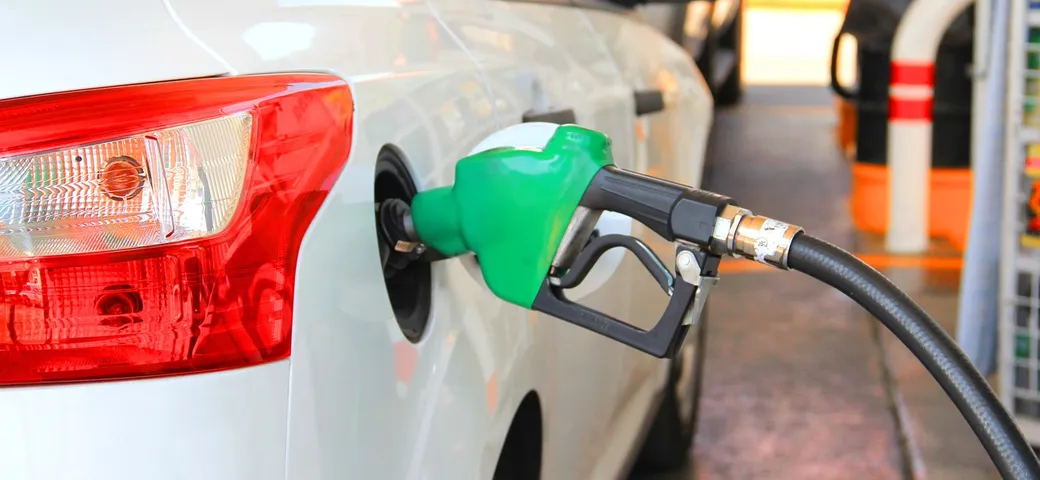 Caro benzina: Governo modifica decreto e punta sull’IVA