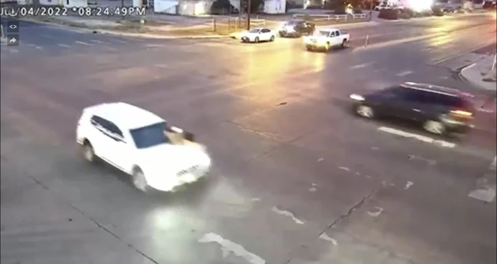 Shock: le rubano l'auto con i figli a bordo, lei si aggrappa al cofano [Video]