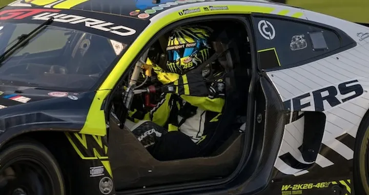 Valentino Rossi perde la portiera della BMW in piena gara: costretto a rientrare ai box