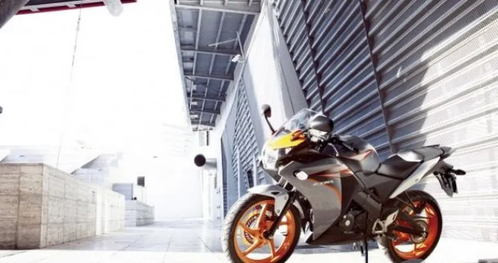 Honda CBR125R e CBR250R 2011