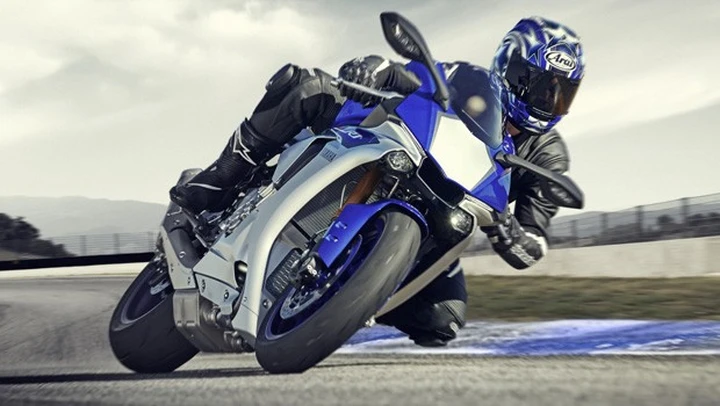 Yamaha YZF-R1 e YZF-R1M 2015: svelati i prezzi