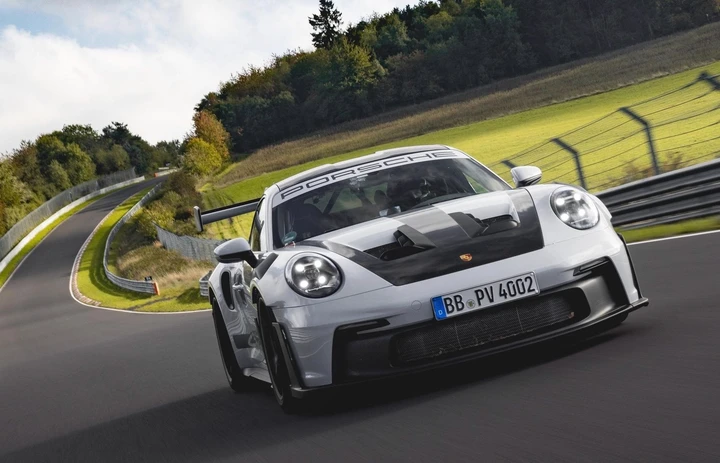 Porsche 911 GT3 RS 2023, giro record al Nurburgring [Video]