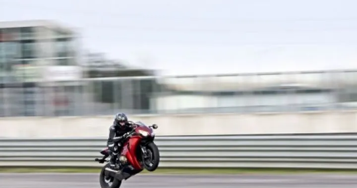 Foto del giorno: Honda CBR1000RR wheelie