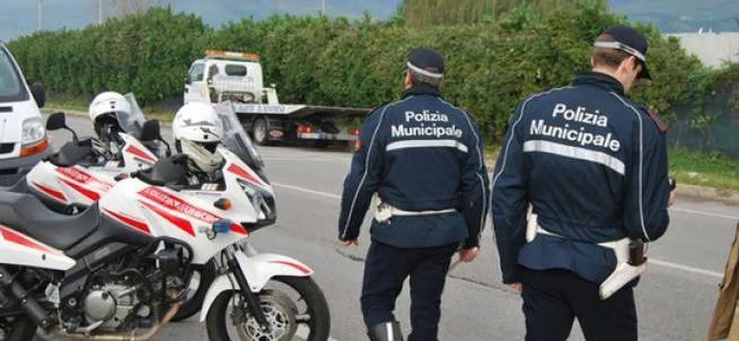 Caduto dalla moto e soccorso, viene multato per guida senza patente