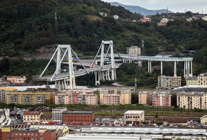 Genova, pericolo imminente per il pilone rimasto in piedi: scavi sotto le macerie proseguono