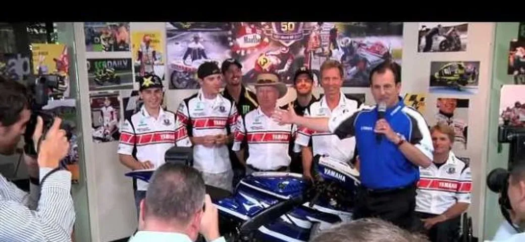 In viaggio nel tempo con i piloti Yamaha del passato e del presente /video