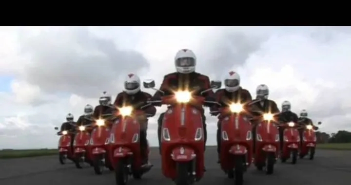 I piloti della pattuglia aerea acrobatica inglese in viaggio in Vespa