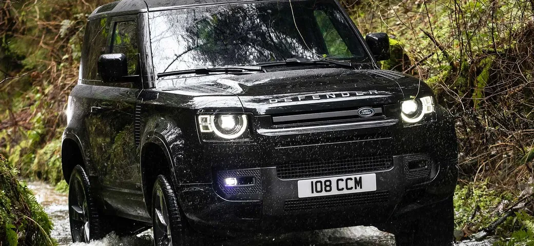Land Rover Defender: allo studio le versioni sportive SVX ed SVR