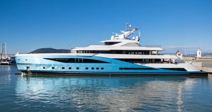 Un superyacht da 78 metri è arrivato in Italia: ha un piscina ed eliporto a bordo