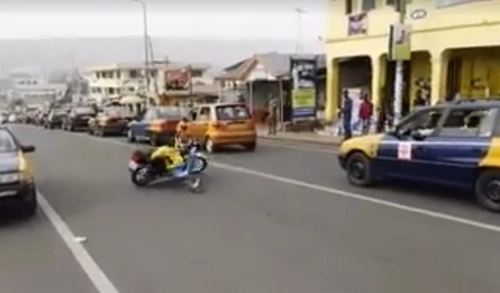 Acrobazie folli con la moto in Nigeria [Video]