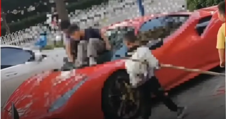 Bambini giocano su una Ferrari e la trasformano in uno scivolo: danni per 4.000 euro