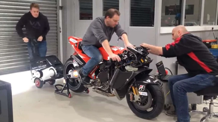 Ducati Desmosedici: la messa in moto della bestia di Stoner [Video]
