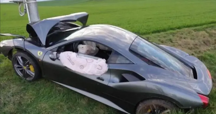 Noleggia Ferrari e finisce subito in un fosso: esperienza amara e costosa