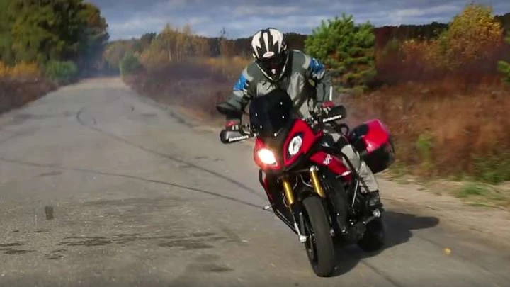 BMW S 1000 XR: le evoluzioni di Teach McNeil [Video]
