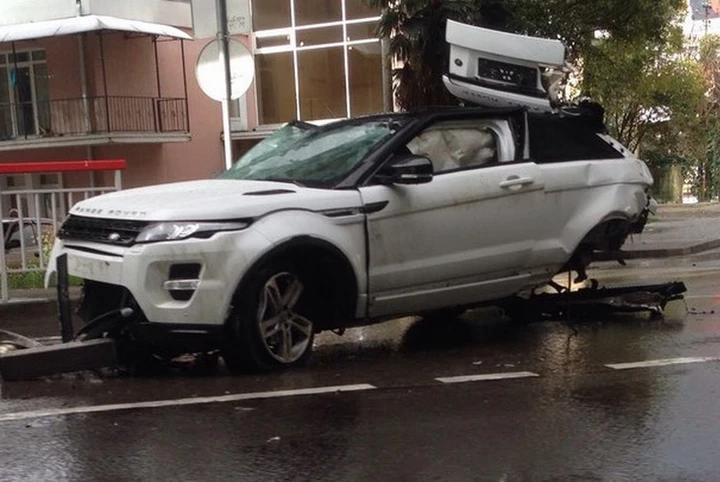 La Range Rover Evoque cade dal cavalcavia