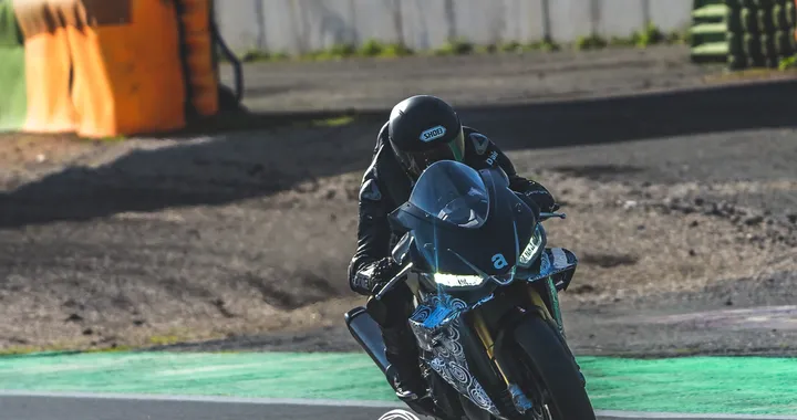 Aprilia RSV4 1100 2021 in pista: ecco le foto