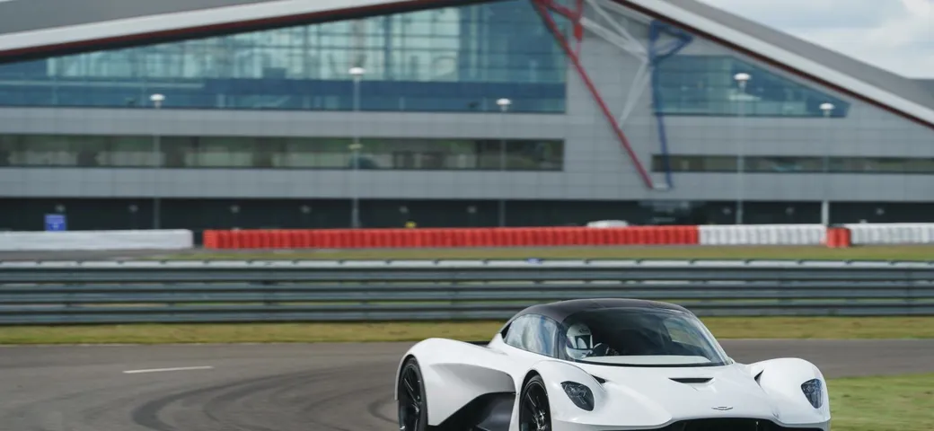 Aston Martin: il nuovo motore V6 con la supercar Valhalla