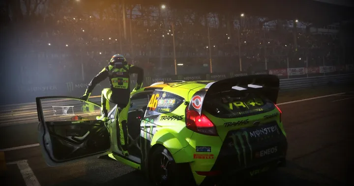 Valentino Rossi vince il Monza Rally Show 2016 davanti a Sordo [Foto e Video]