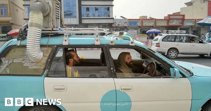 La mossa contro il caldo torrido sui Taxi, il condizionatore "fai da te" sul tetto