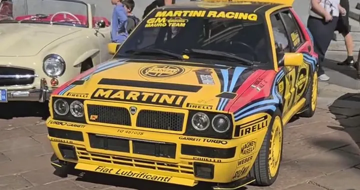 Una Lancia Delta così non passa inosservata, ma il vero tesoro è sul cofano