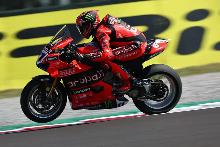 Nicolò Bulega domina in casa: trionfo nella gara 1 del WorldSBK a Cremona