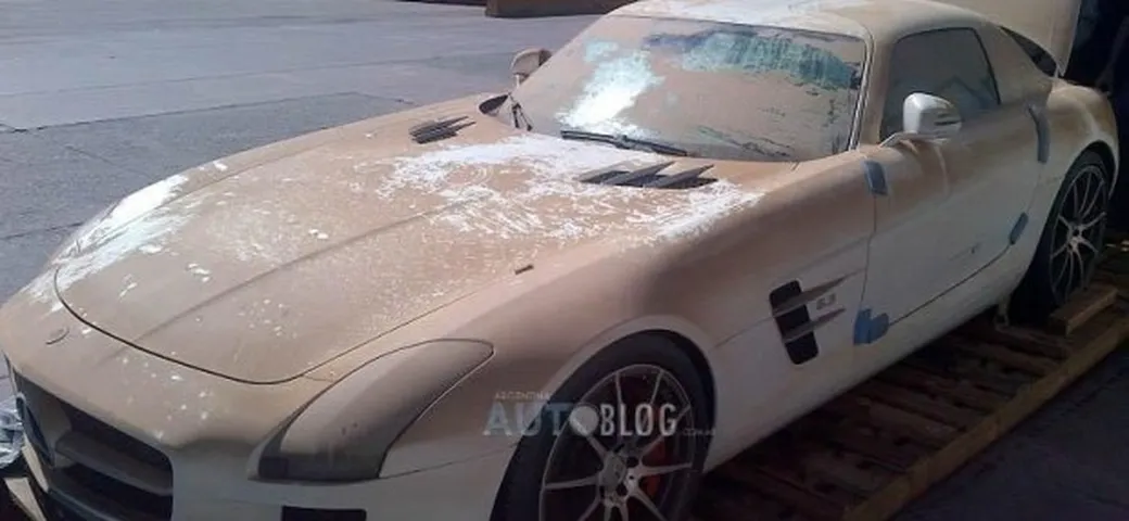 Mercedes SLS AMG: un esemplare vola giù dalla nave mentre è in viaggio verso l'Argentina