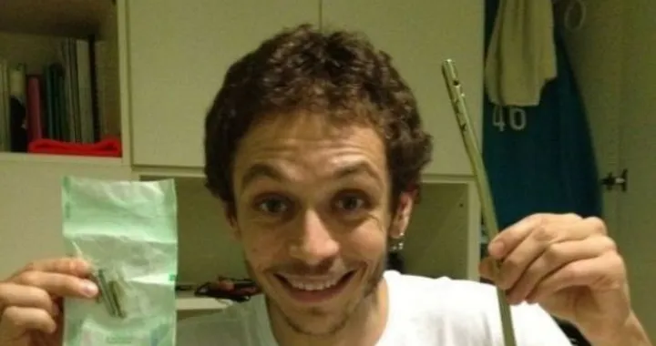 Valentino Rossi posa con il chiodo e commenta la nascita della piccola Stoner: "mi aspettavo la chiamasse Valentina"