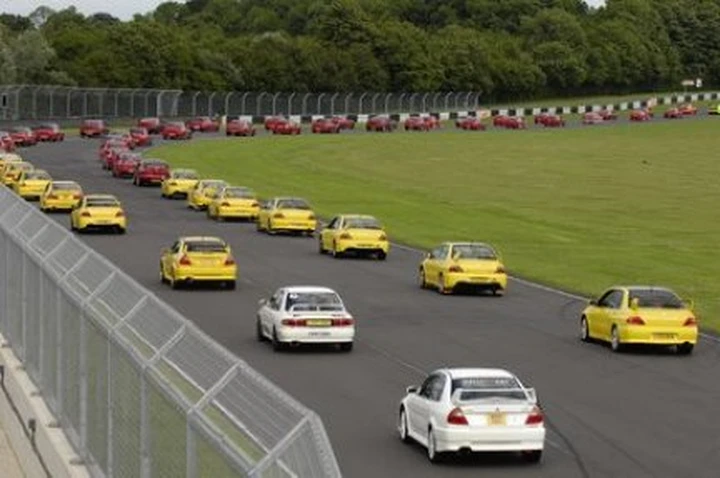 Guinness dei primati: 273 Mitsubishi Evo in pista