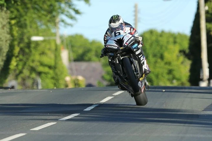 TT 2016, acuto di Michael Dunlop in SBK. Polemiche per la Honda MotoGP
