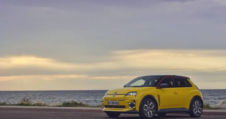 Renault 5 insidia le vendite della Clio in Francia: un successo