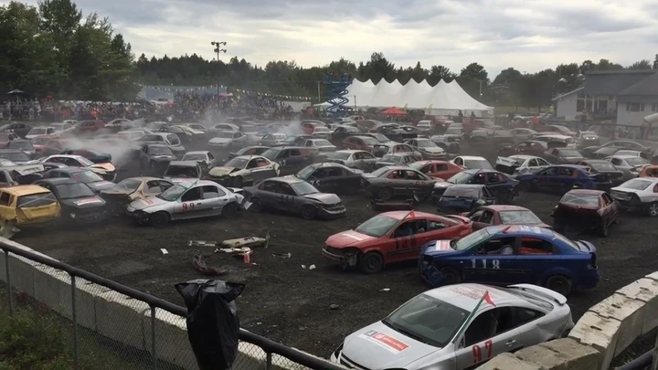 Il Demolition Derby con più auto è da Guinness dei Primati [Video]