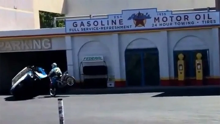 Epic Fail: Stunt Bike Rider centra un'auto di faccia