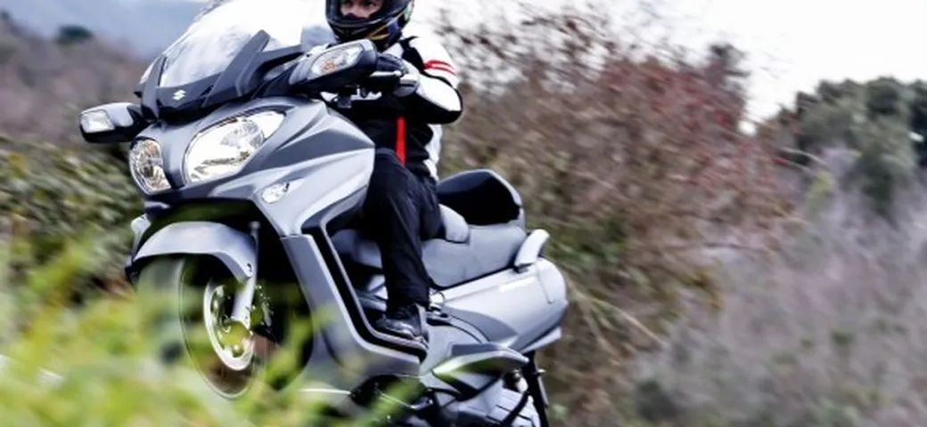 Suzuki Burgman 650 MY 2013: il test di Motoblog sulle strade di Roma