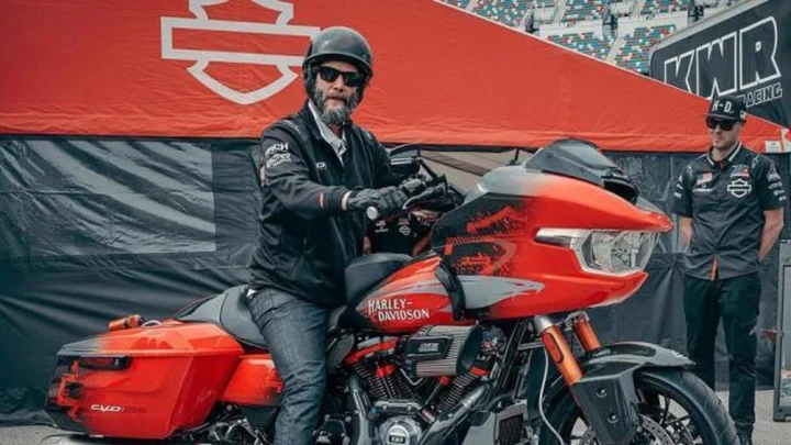 Keanu Reeves e la Harley-Davidson CVO Road Glide RR: l'incontro tra cinema e motori