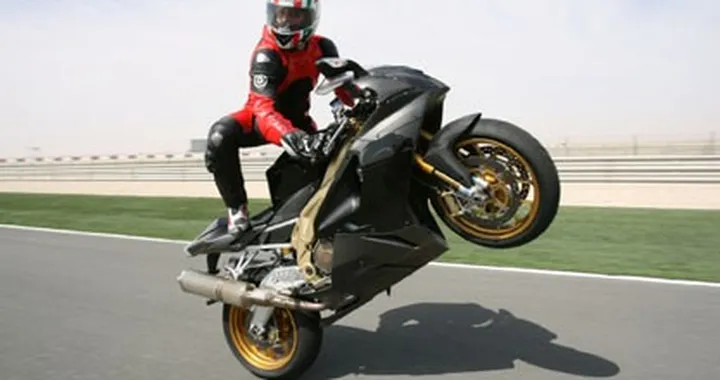 Prova RSV 1000 R - Factory, leggere differenze di guida