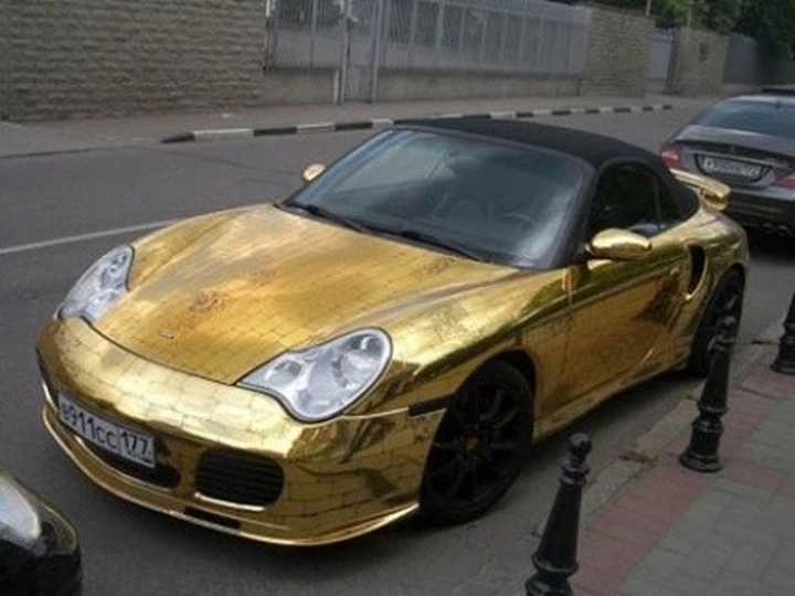 Una Porsche carica d'oro