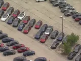 Un parcheggio abbandonato pieno di Tesla, cosa sta succedendo
