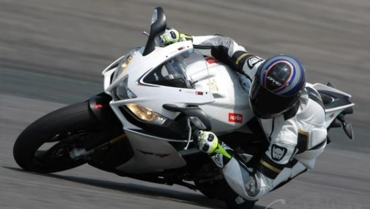 TEST Aprilia RSV4 R APRC 2011