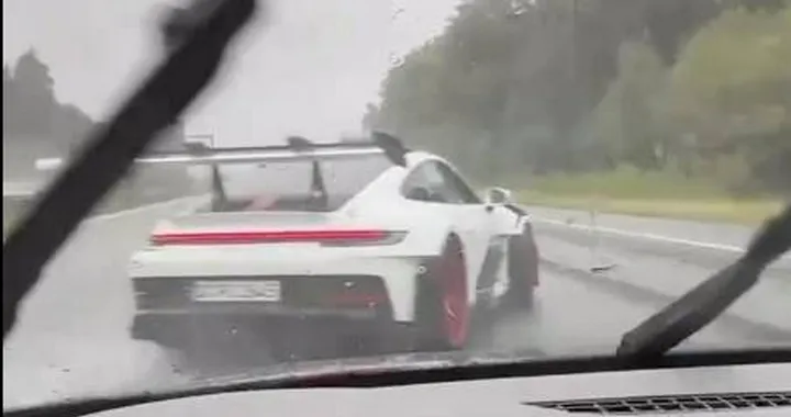 Porsche 911 GT3 RS: show bagnato e fortunato ma pericoloso | Video