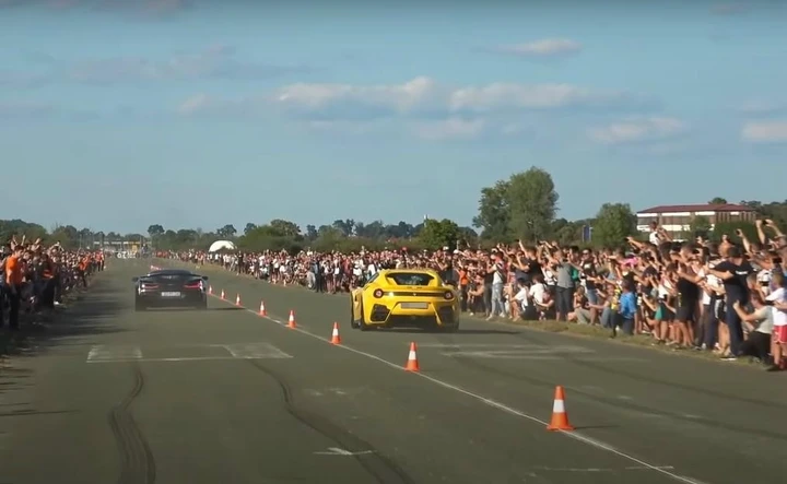 Ferrari F12tdf vs Rimac Nevera: la drag race impossibile [Video]