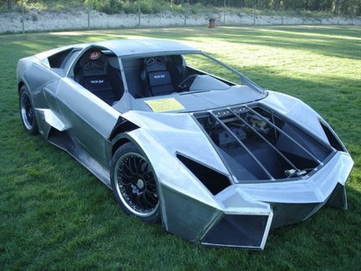 Una replica artigianale della Lamborghini Reventon