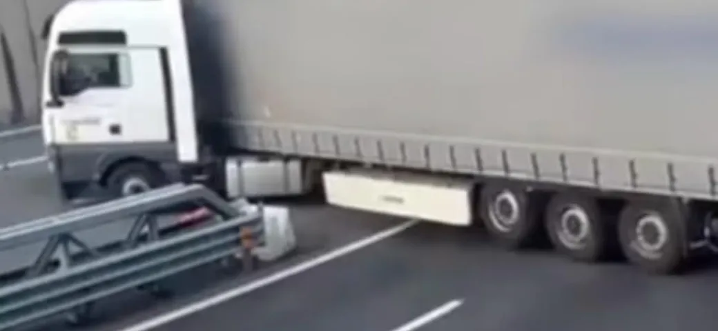 Camionista fa l'inversione col TIR: follia in autostrada [Video]