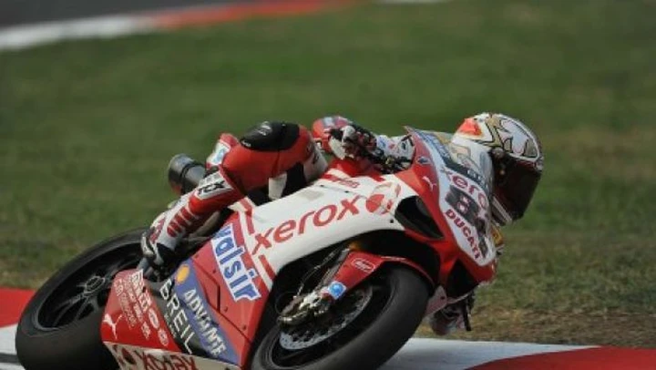 WSBK a Magny-Cours: Michel Fabrizio su tutti nella prima sessione di qualifica. Haga 3° precede Spies