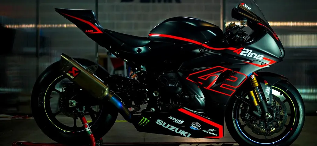 Alex Rins veste di nero e arancio la sua Suzuki GSX-R1000R