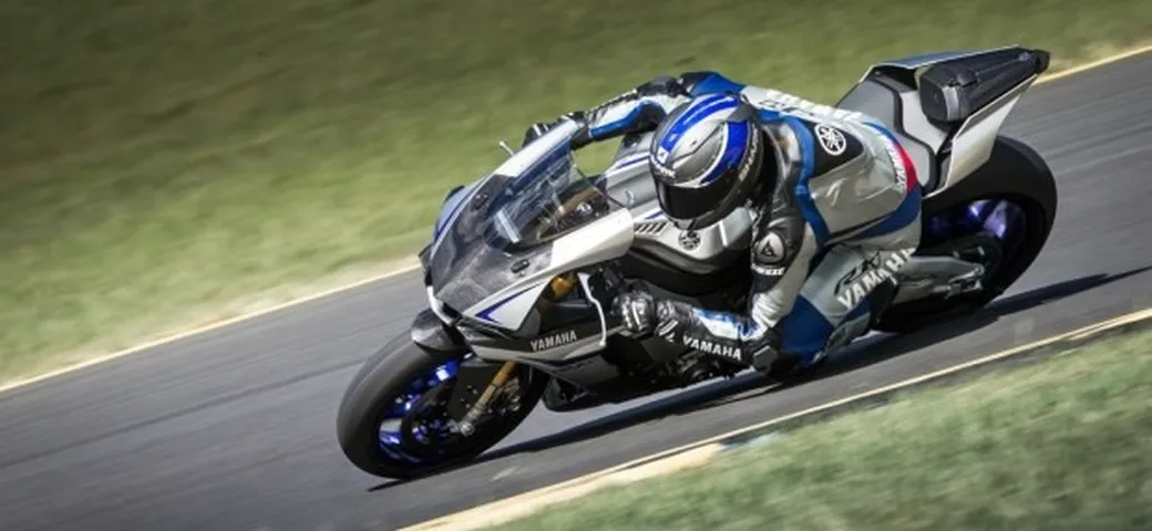 Dainese: nuova tuta D-Air Racing per il lancio della Yamaha R1 2015