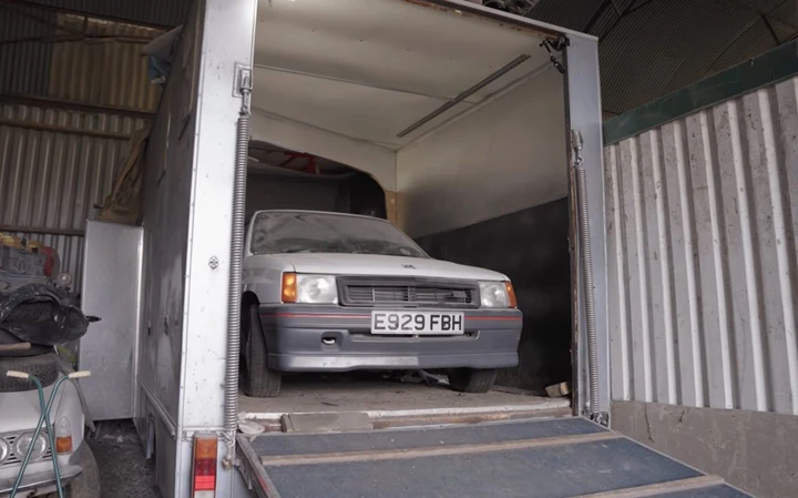 Una Opel Corsa 1.3 SR del 1992, rimasta ferma per 12 anni in un box, torna in vita