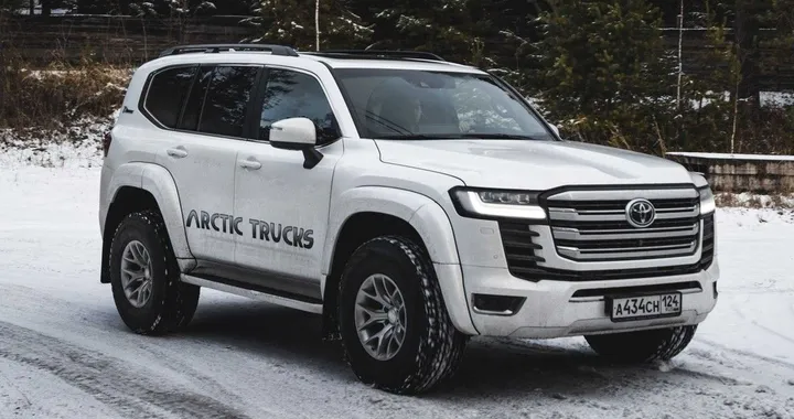 Toyota Land Cruiser 300 AT35: ancora più inarrestabile grazie ad Arctic Trucks