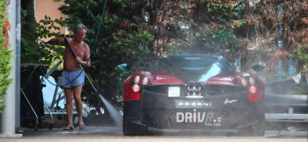 In ciabattine e costumino: così Horacio Pagani pulisce la Huayra