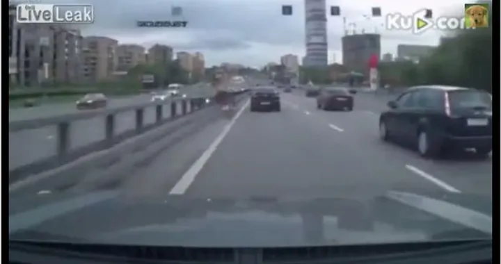 Automobile spinge motociclista contro il guardrail [Video]
