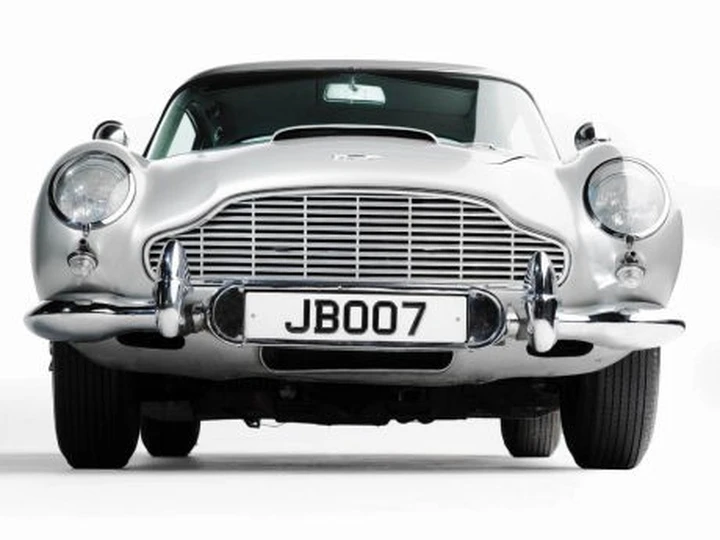 Vino e Formaggio per l'Aston Martin DB5 del principe Carlo